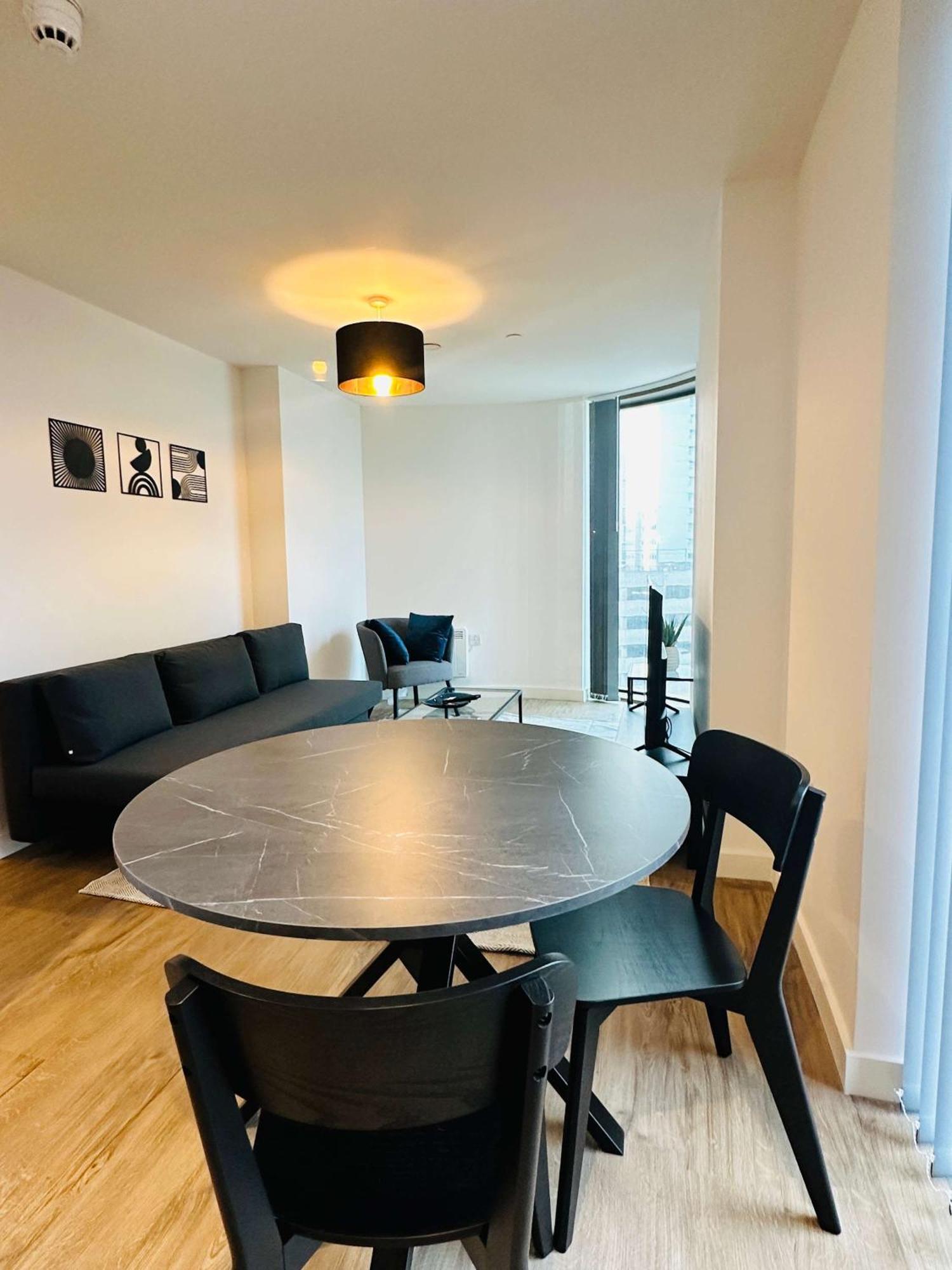 Spacious 1 Bedroom In * Birmingham